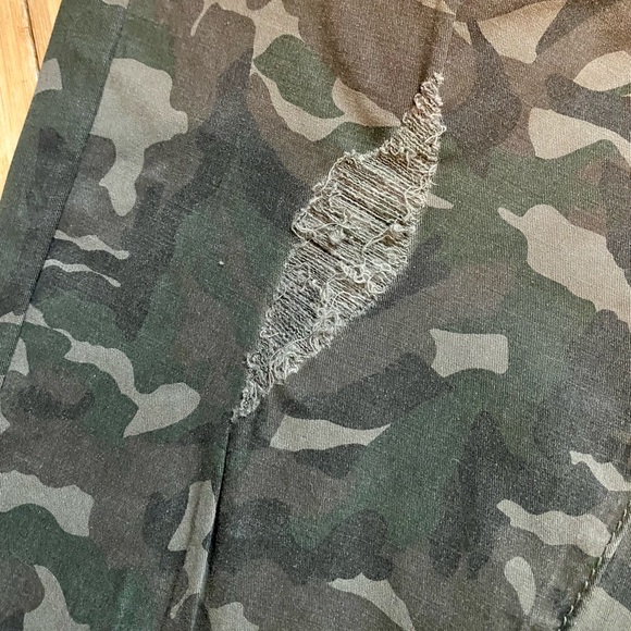 🆕 BBJ Los Angeles Distressed Camo Skinny Stretch Fit Pants - Picture 2 of 7